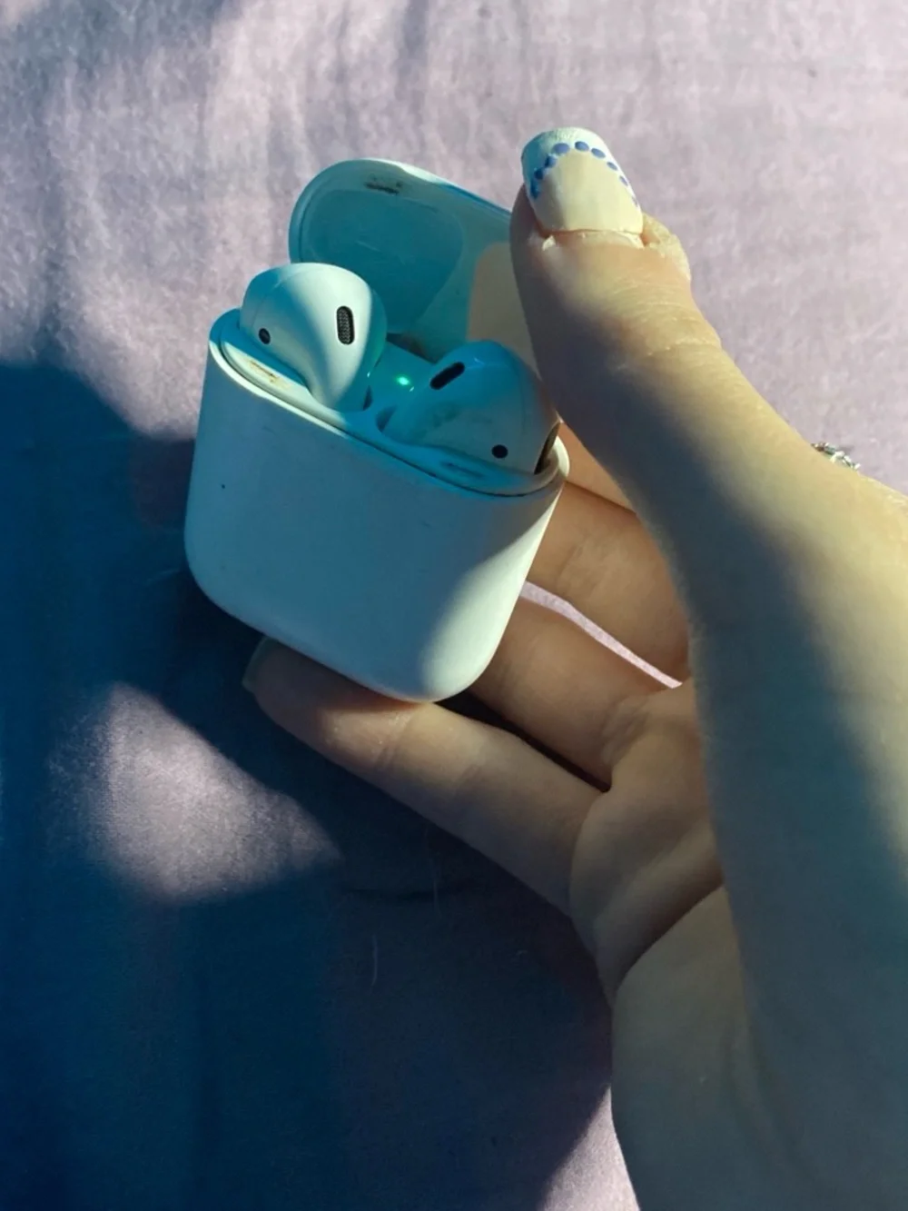 Apple White Wireless Earbud Headphones with Charging Case